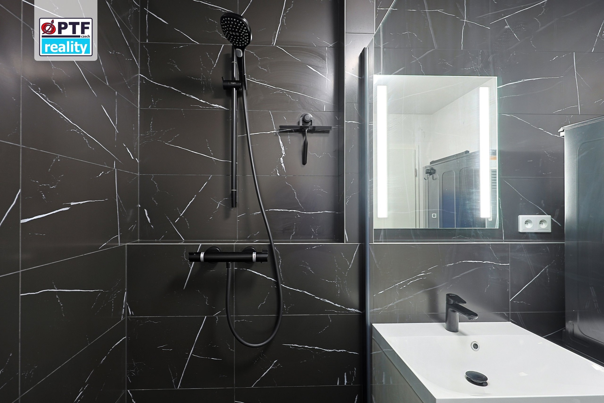 Penthouse s terasou, výhledem do parku a inteligentním ovládáním | Plzeň