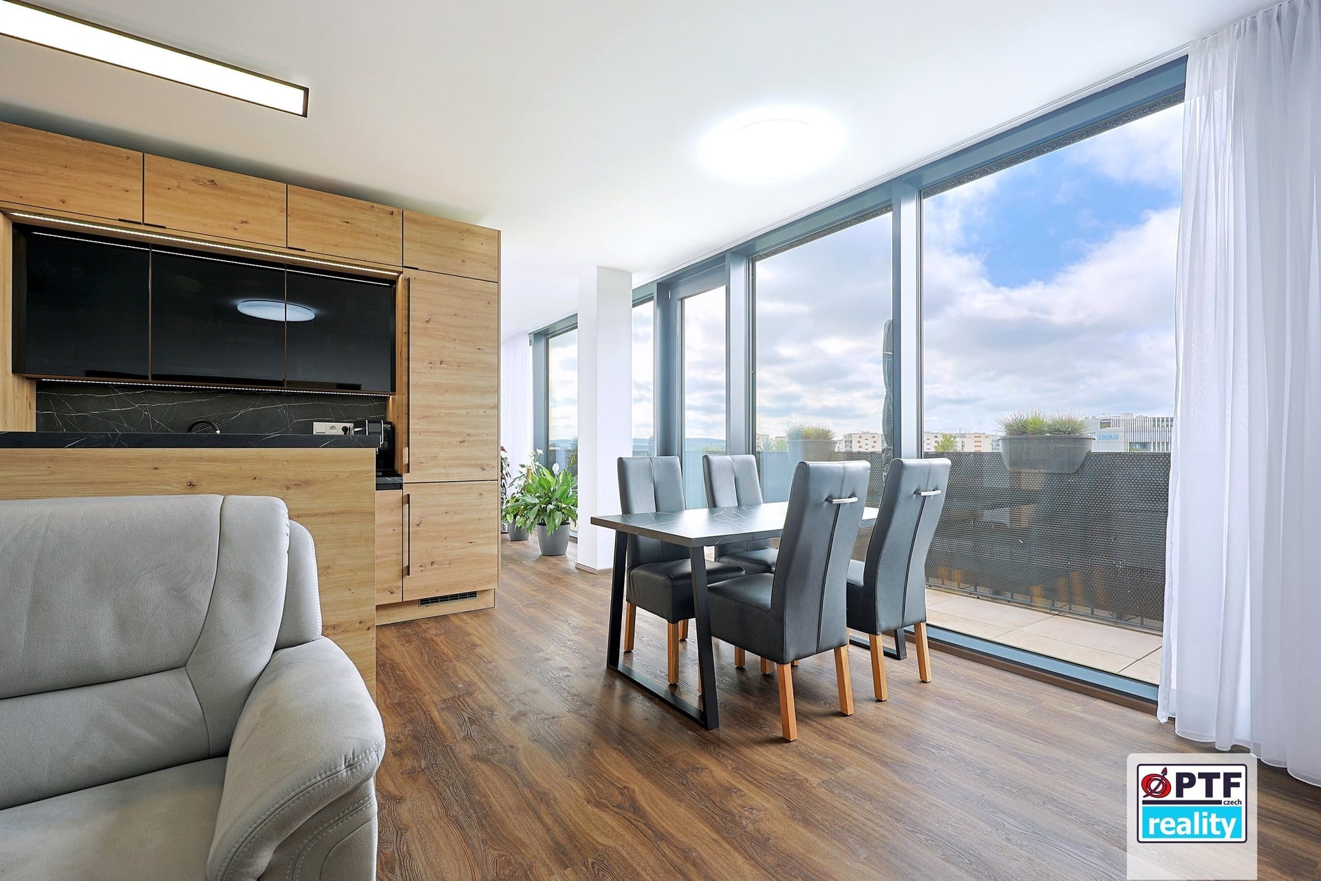 Penthouse s terasou, výhledem do parku a inteligentním ovládáním | Plzeň