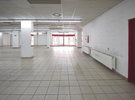 Pronájem - obchodní prostor, 1 600 m²