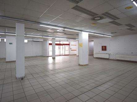 Pronájem - obchodní prostor, 1 600 m²