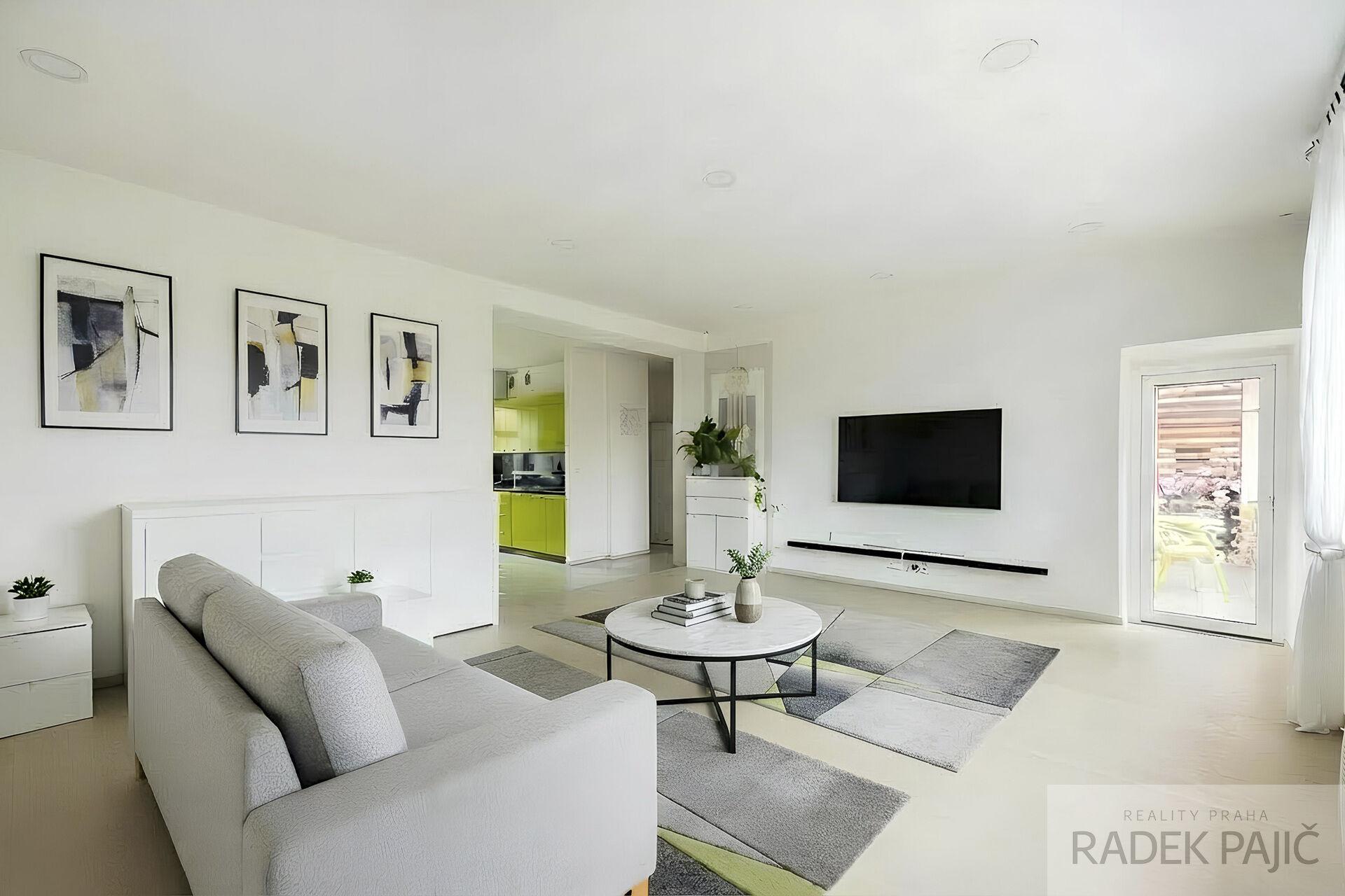 Velmi prostorný byt o velikosti téměř 100 m² v klidné a zelené části pražských Malešic.