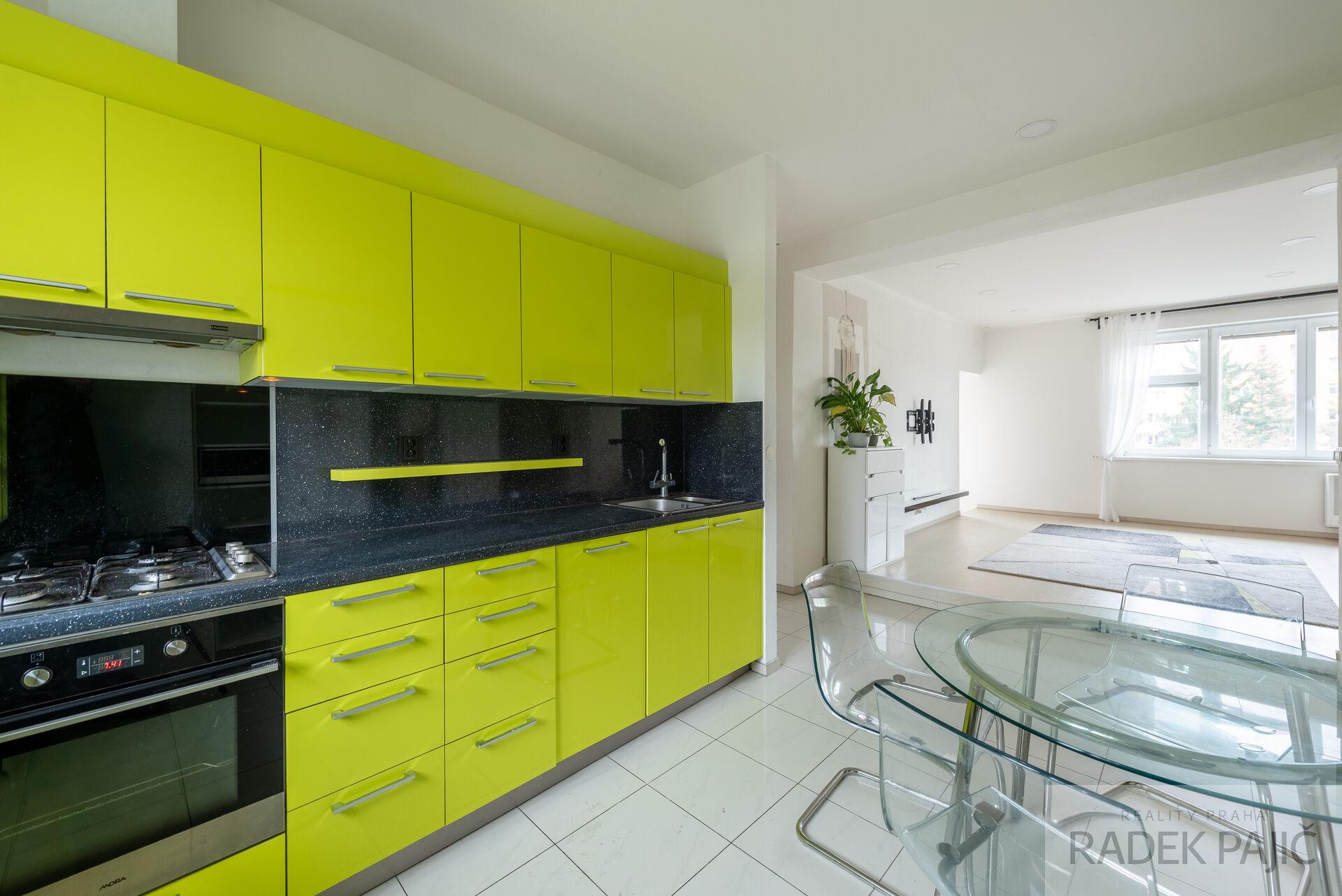 Velmi prostorný byt o velikosti téměř 100 m² v klidné a zelené části pražských Malešic.