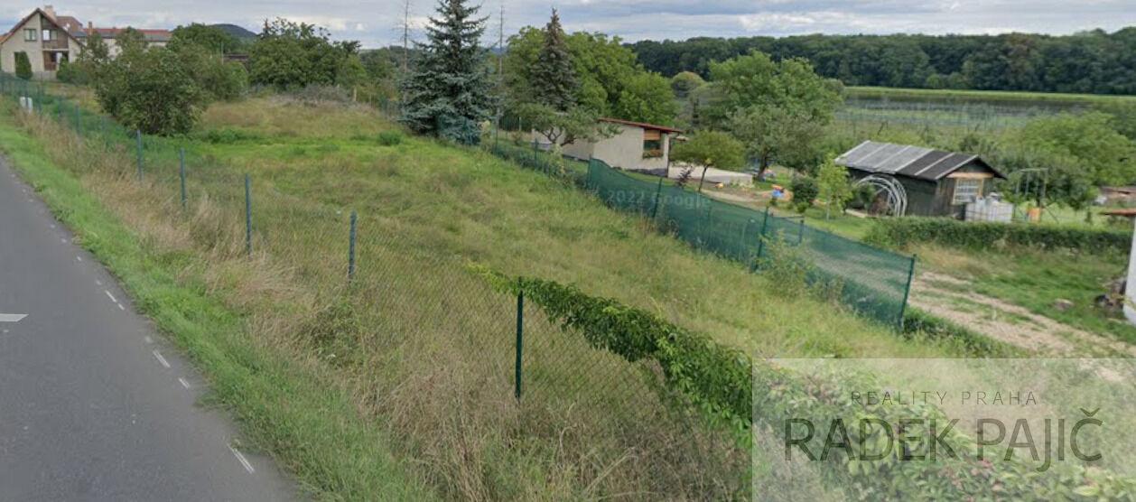 Stavební parcela o výměře 1 702 m2.