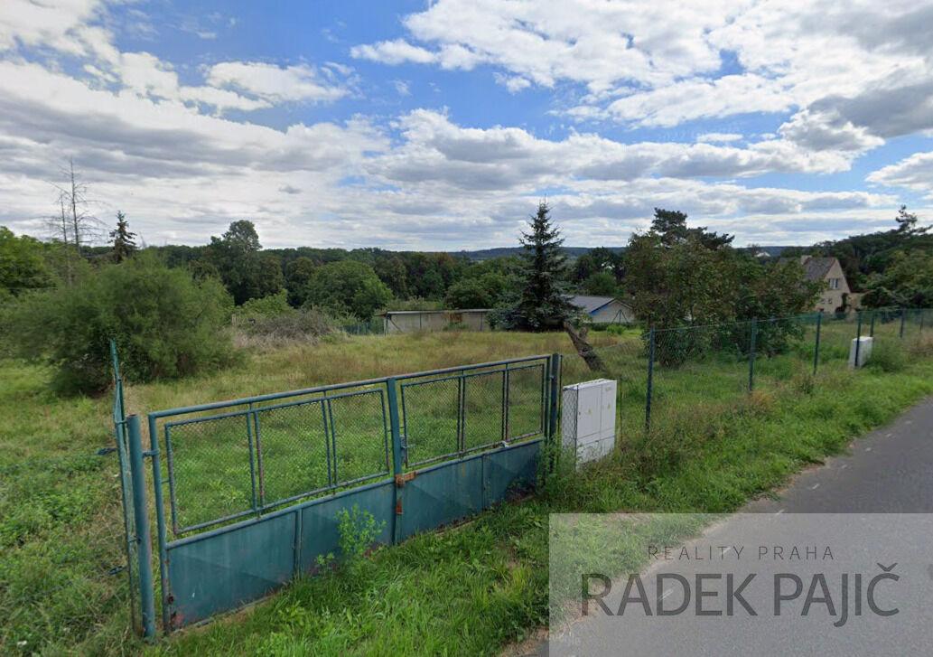 Stavební parcela o výměře 1 702 m2.