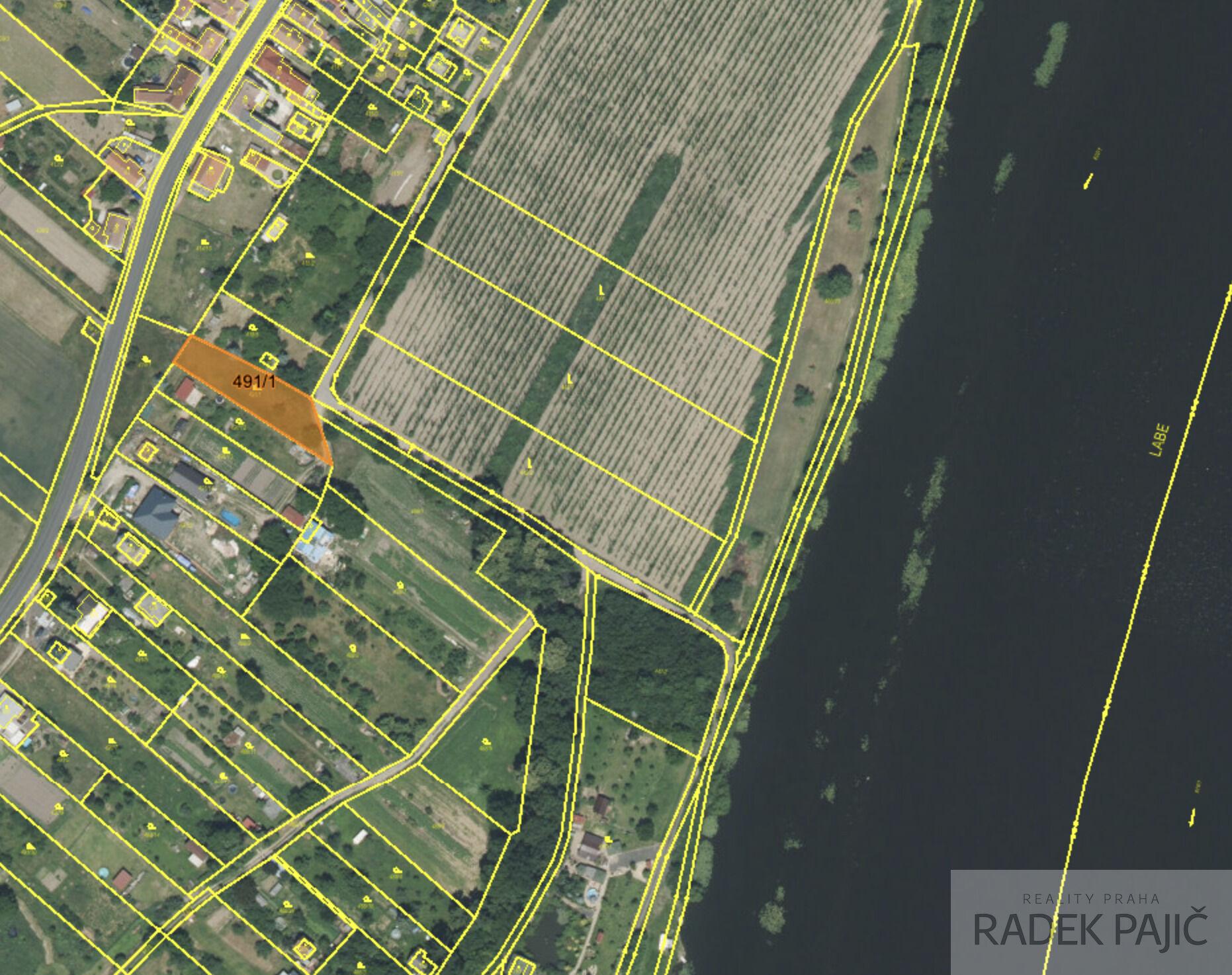 Stavební parcela o výměře 1 702 m2.