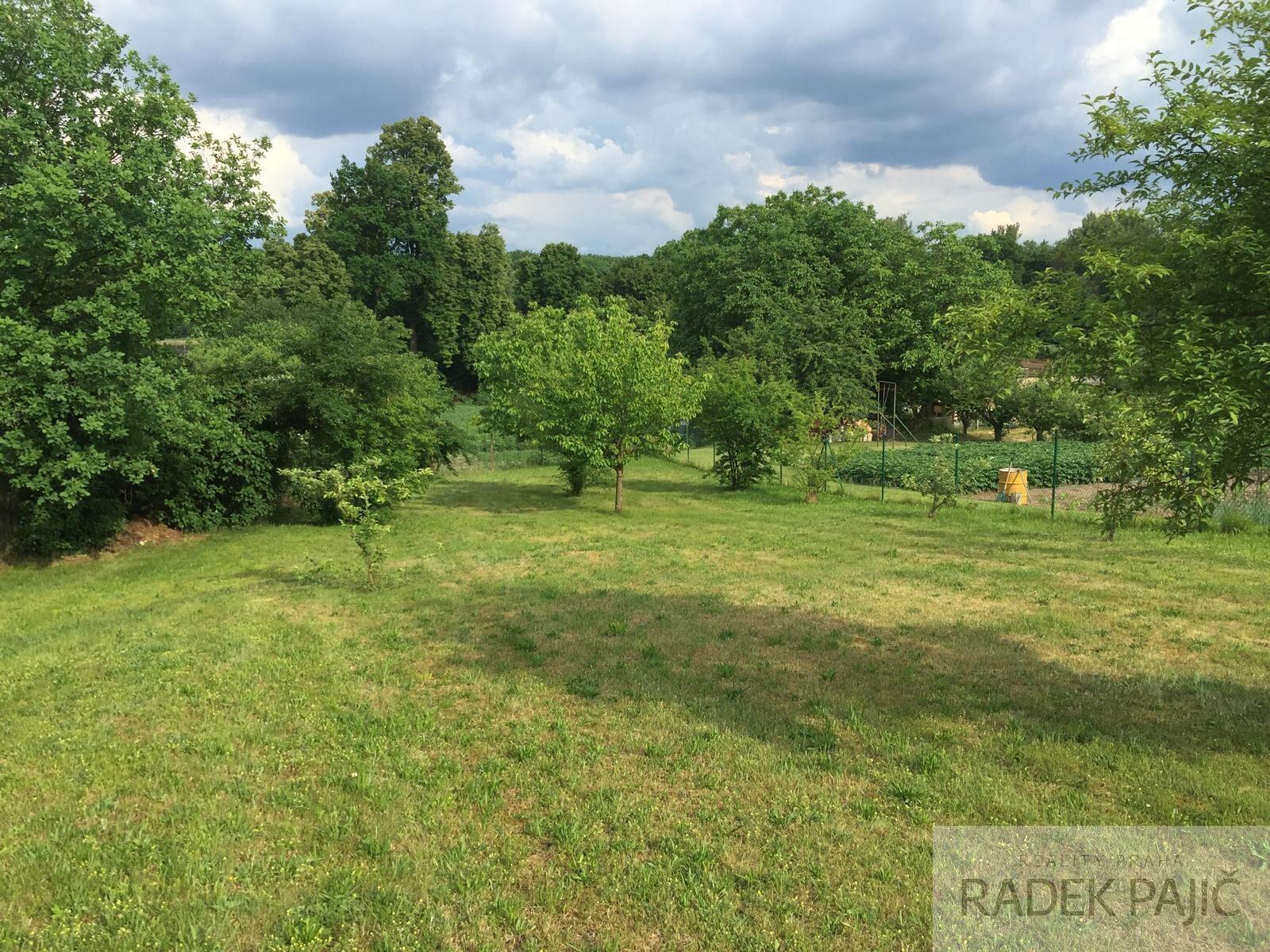 Stavební parcela o výměře 1 702 m2.