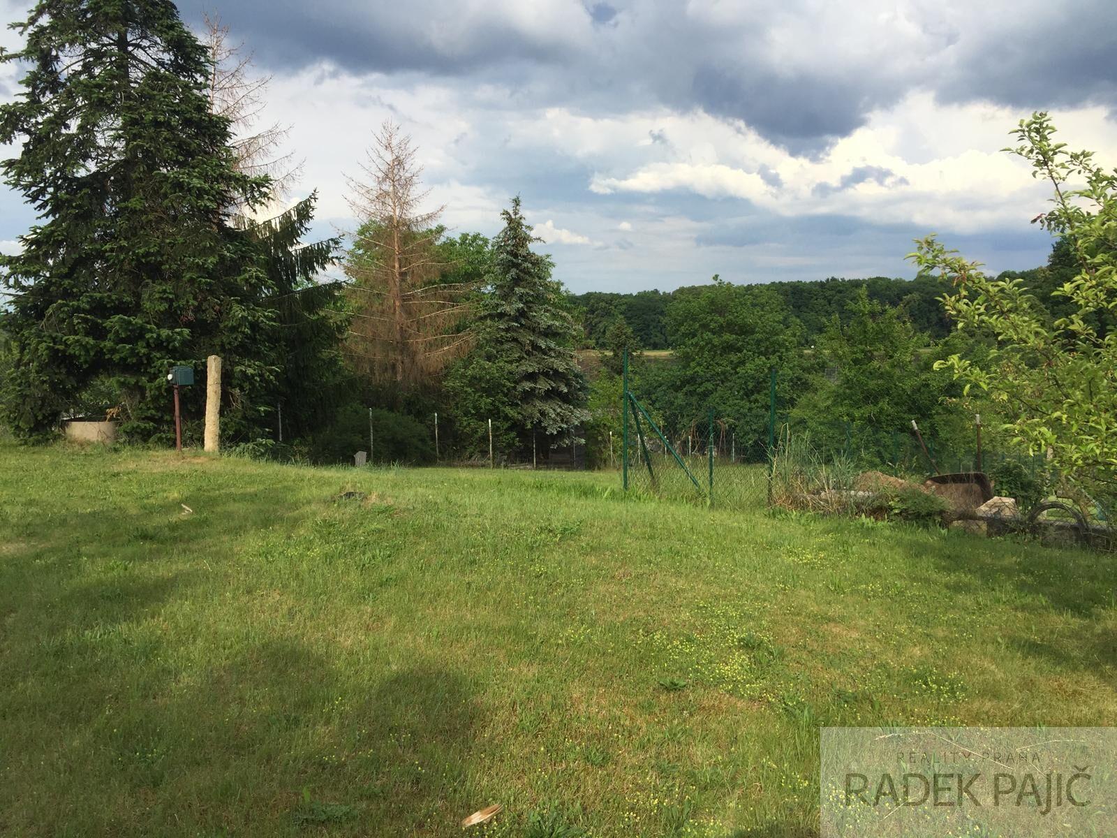 Stavební parcela o výměře 1 702 m2.