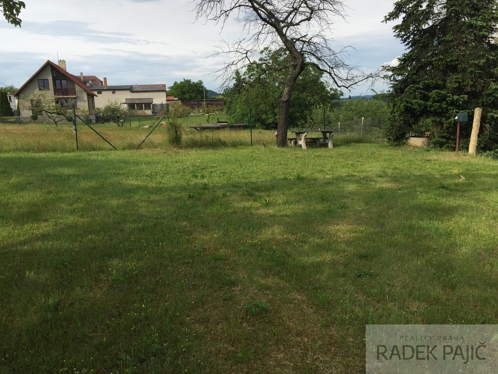 Stavební parcela o výměře 1 702 m2.