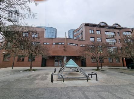 Pronájem kanceláře, 1 000 m²