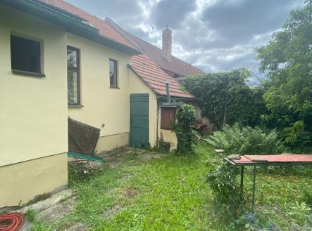zahrada vchod do sklepa a na pdu.jpg