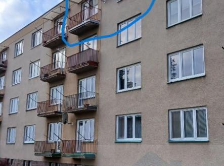 zadní okna bytu.jpg