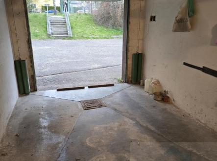 garáž vnitřní pohled.jpg