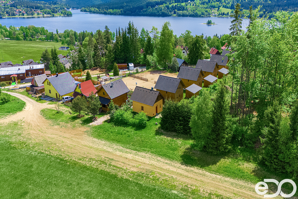 Pohled na chatu z louky