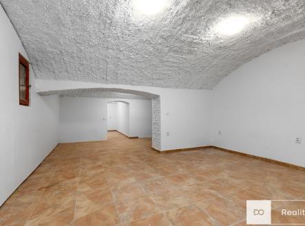 Pronájem - skladovací prostor, 77 m²