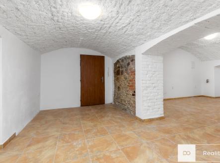 Pronájem - skladovací prostor, 77 m²