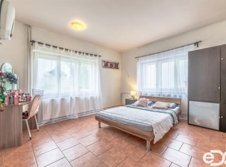 Prodej - nájemní dům, 300 m²