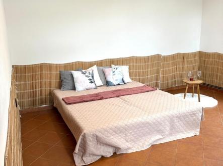 Pronájem bytu, atypický, 100 m²