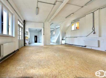 Pronájem kanceláře, 300 m²