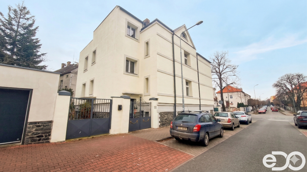 západní průčelí (okna 1kk)