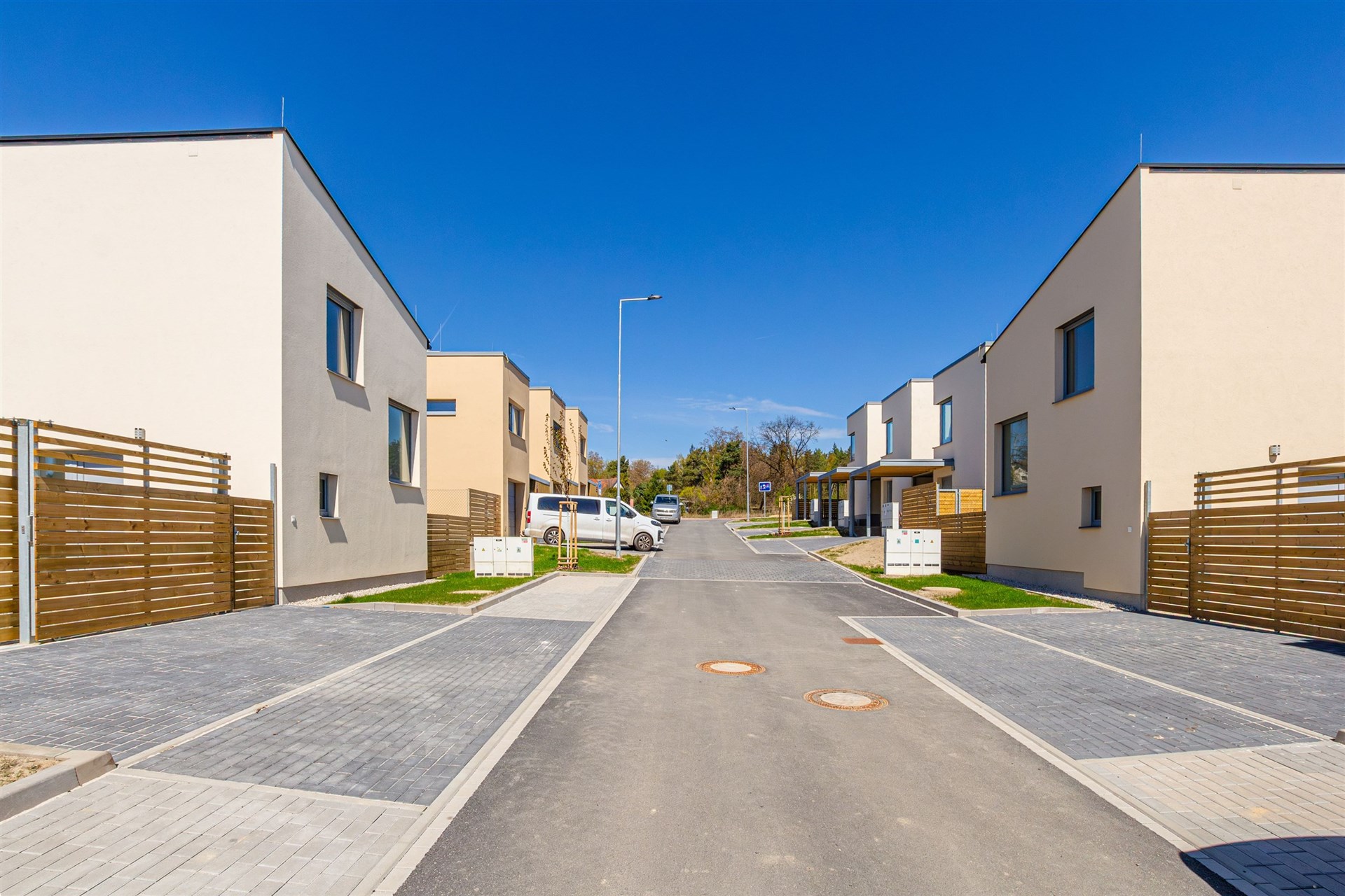 Nová rezidenční čtvrť s moderními rodinnými domy, minimalistická architektura, kvalitní fasády, klidné prostředí, upravené komunikace