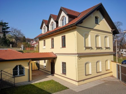 Pronájem rodinného domu 215 m² s pozemkem 546 m²