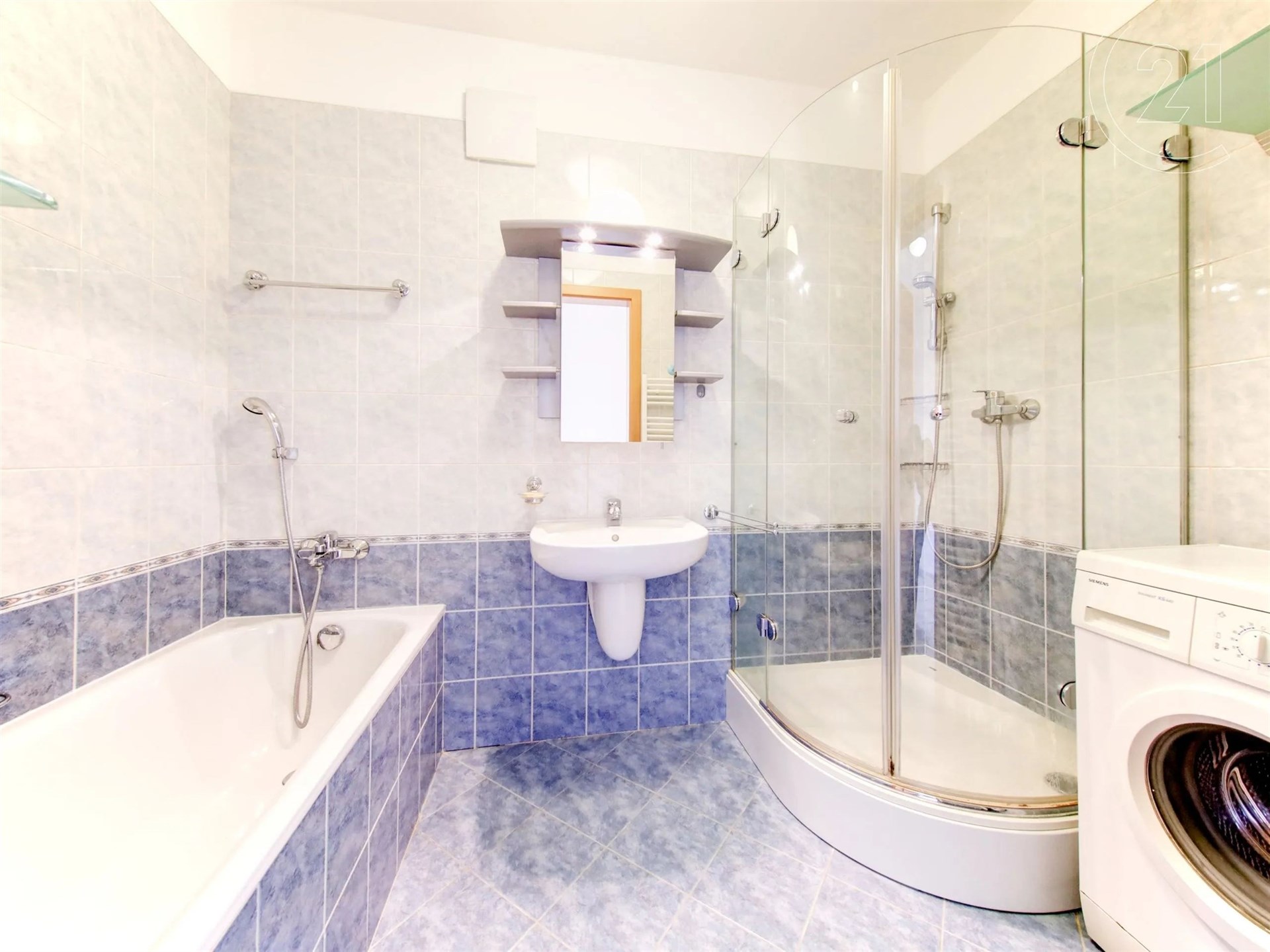 vana s sprcha, stěna dlaždic, kachličková podlaha, a pračka / sušička