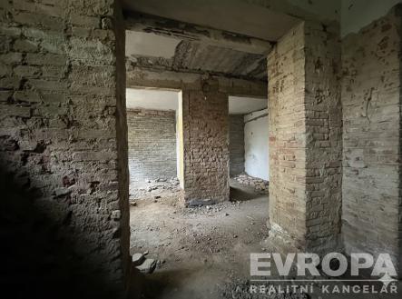 Pronájem obchodní prostor, 300 m²