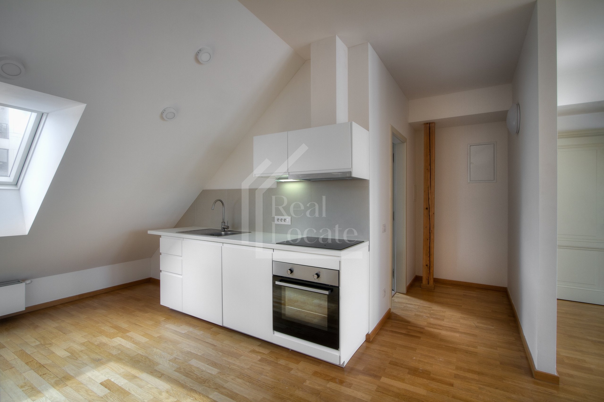 Pronájem, byt /studio - mansarda/ 1+kk, 78m2, Praha 8 - Karlín