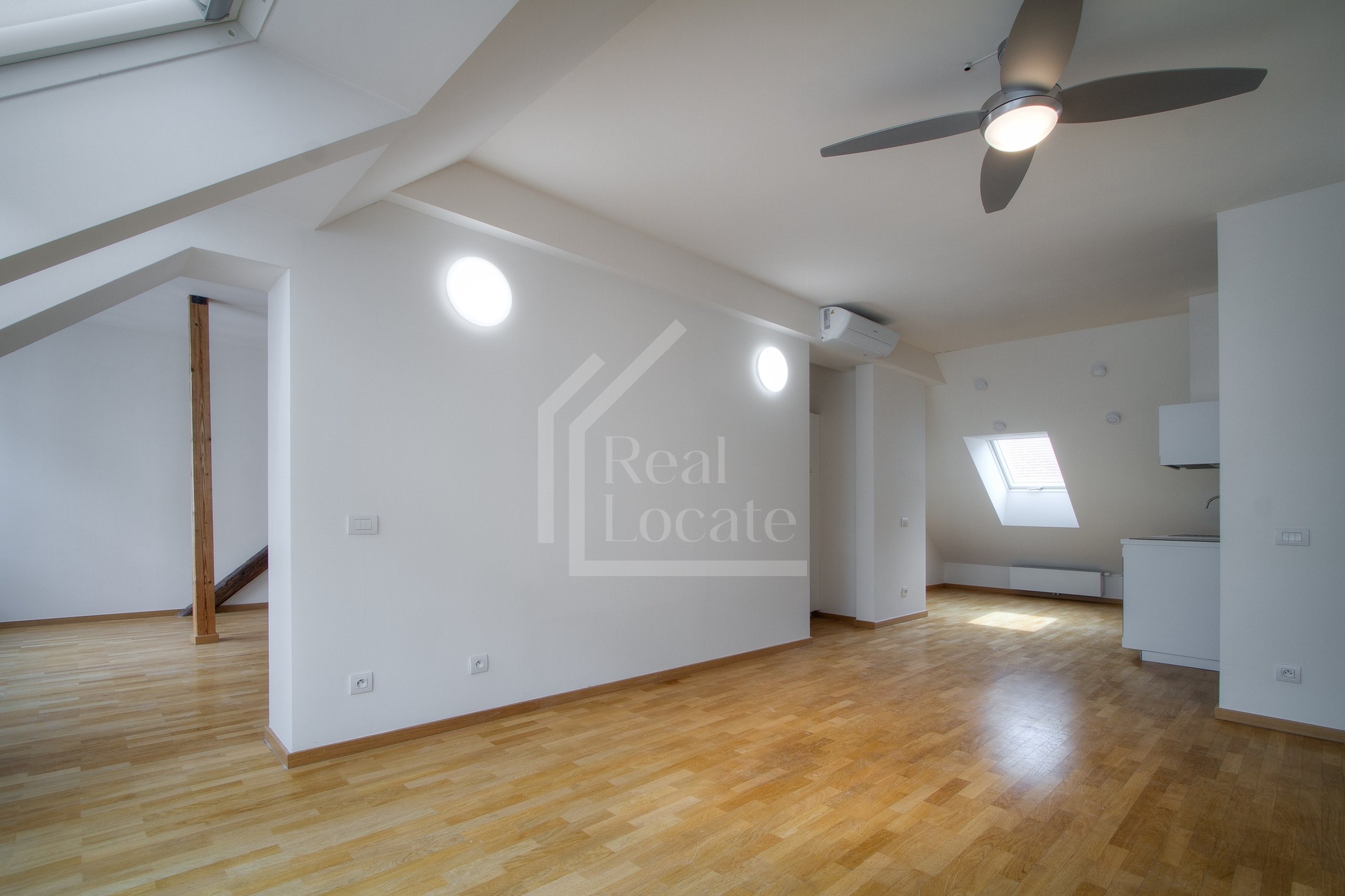 Pronájem, byt /studio - mansarda/ 1+kk, 78m2, Praha 8 - Karlín