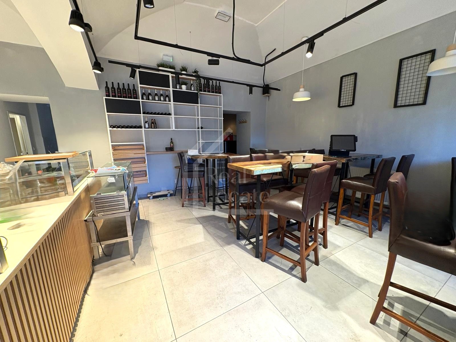 Pronájem provozovny, 85m2, vhodné pro bistro / kavárnu – Vinohrady