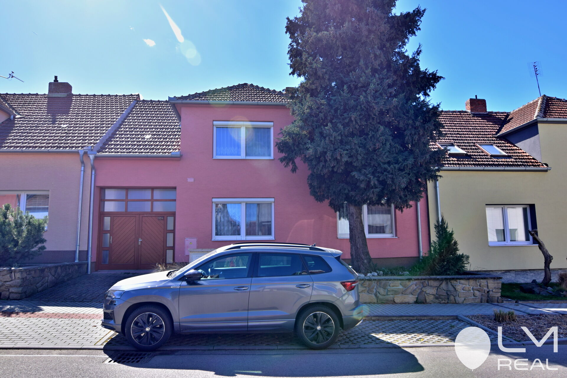 Pohled na dům na prodej z ulice