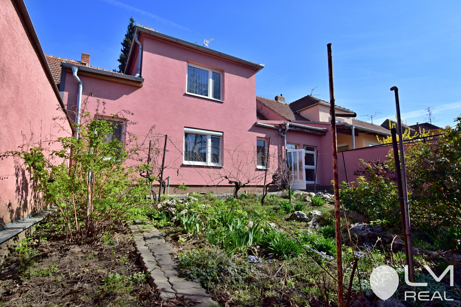 Uzavřený dvůr, který je mezi oběma stavbami, vám zajistí soukromí