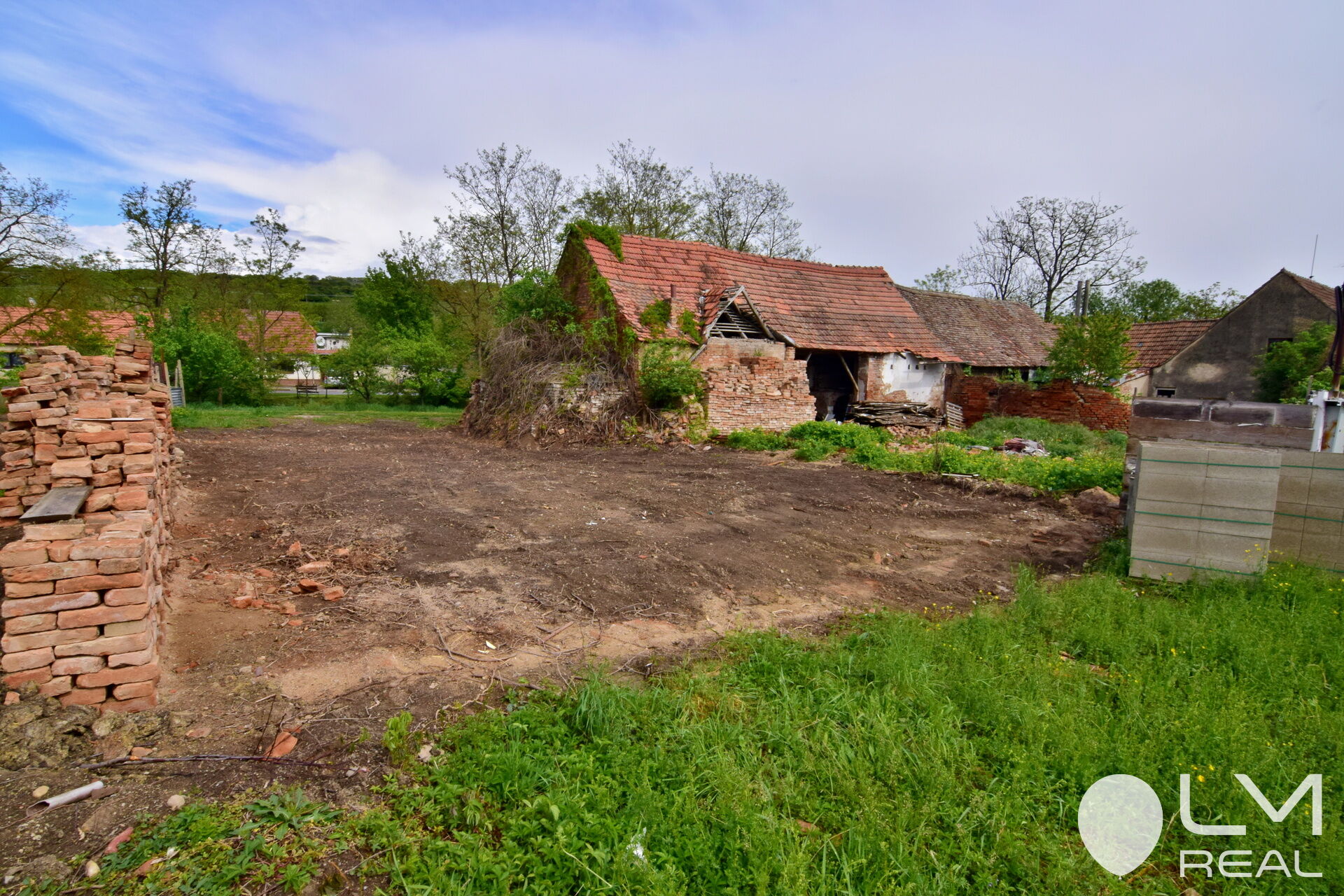 Pozemek k trvalému bydlení v Popicích, pohled z ul. U kapličky