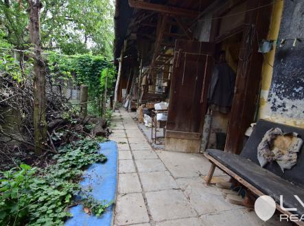 Uzavřený trakt s místnostmi, skladovacími prostorami, garáží