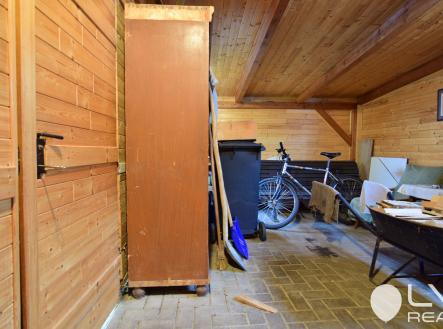 dřevěný přístavek navazující na dům, se vstupem do zahrady