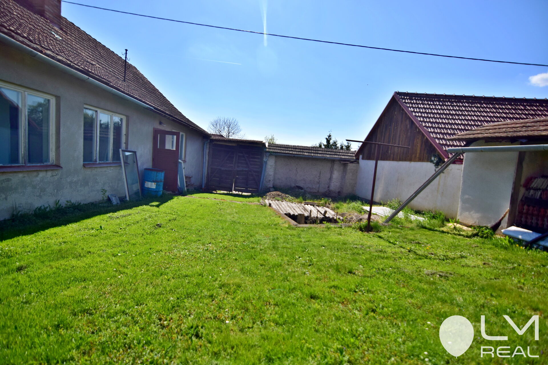 Soubor budov tvoří uzavřený dvůr zajišťující soukromí