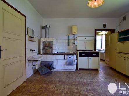 Prostorná kuchyň s původními kachlovými kamny