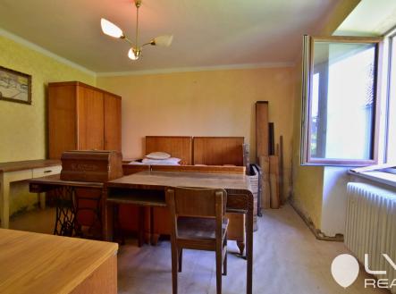 Ložnice s původním starobylým nábytkem