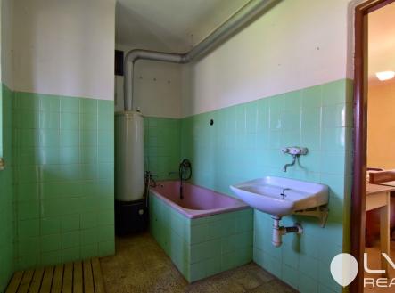 Koupelna s vanou a umyvadlem