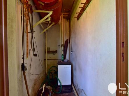 Kotlem na tuhá paliva je zajištěno vytápění domu horkovodními radiátory