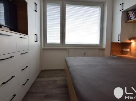 Ložnice s vestavnými skříněmi a nábytkovou sestavou