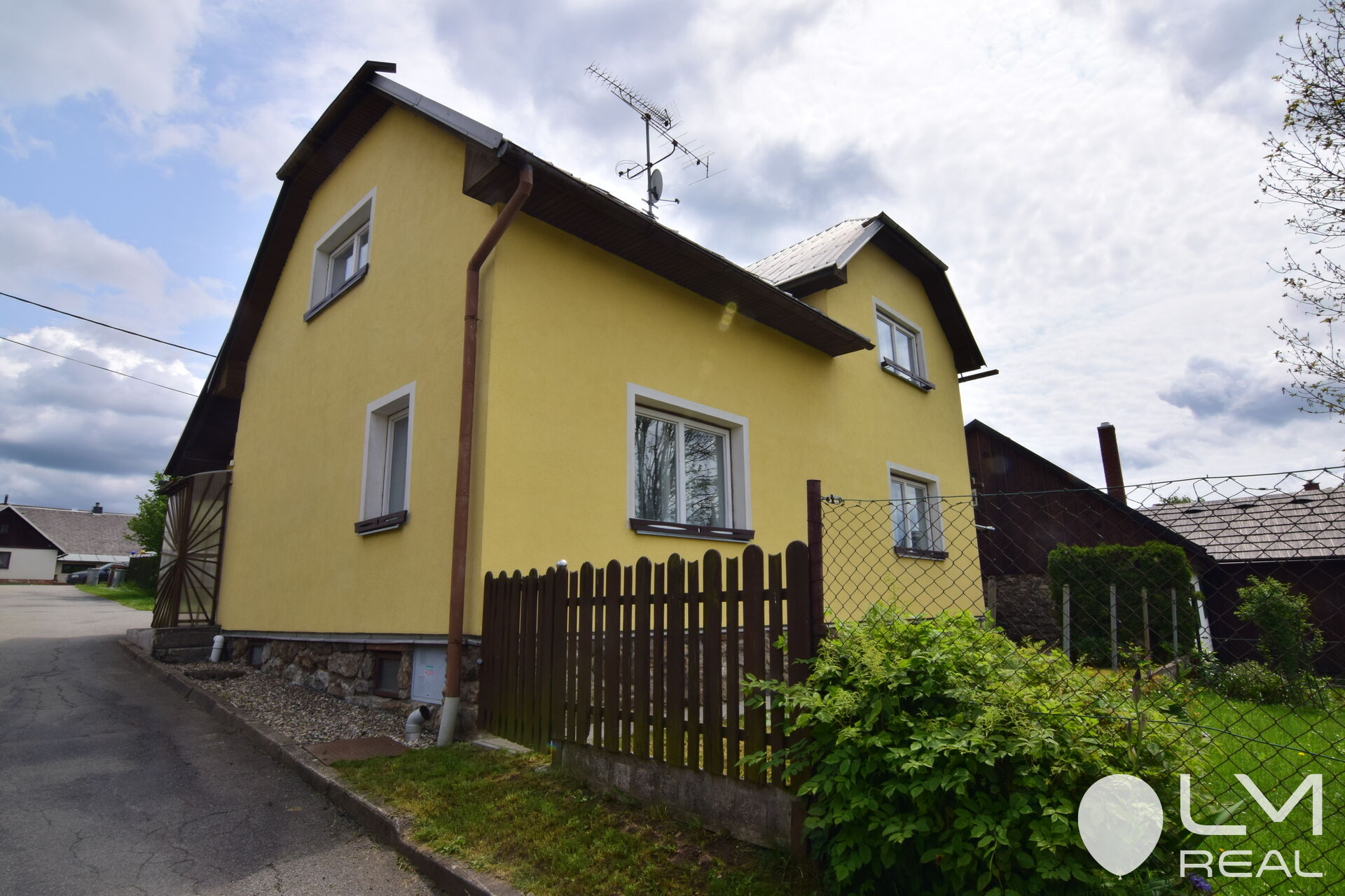 Průběžně rekonstruovaný dům 4+1 se zahradou a praktickou kůlnou v Herálci pod Žákovou horou