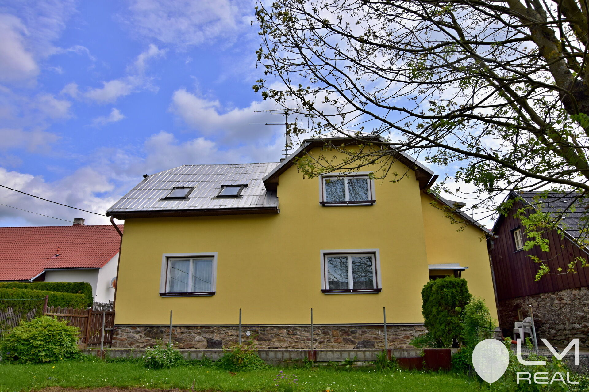 Průběžně rekonstruovaný dům 4+1 se zahradou a praktickou kůlnou v Herálci pod Žákovou horou