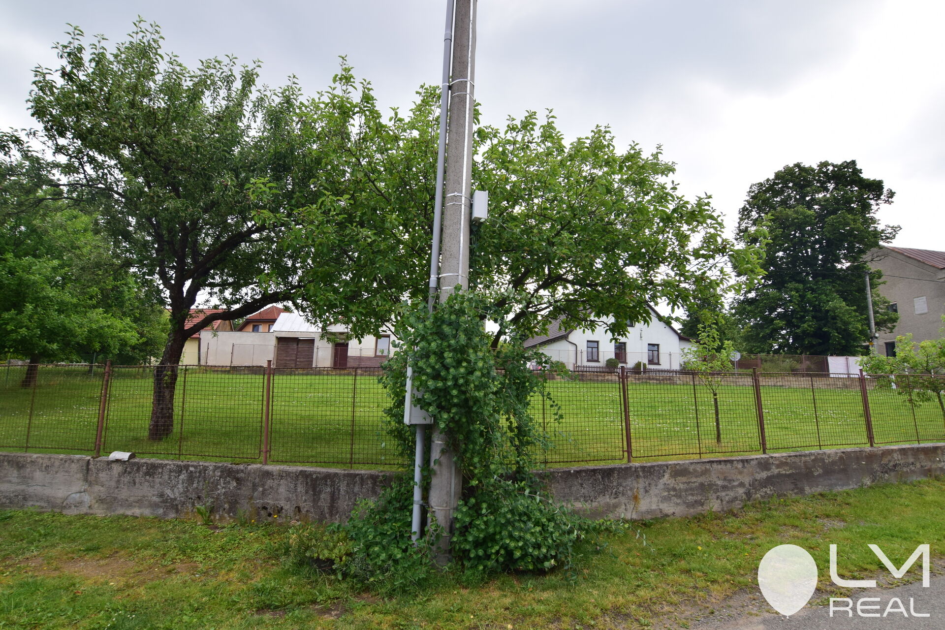 Pěkný okrajový a rovinatý pozemek k bydlení ve Skleném nad Oslavou, okr. Žďár nad Sázavou