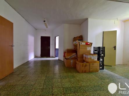 Sklady, technické zázemí