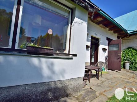 Pohled na posezení u domu a dvůr