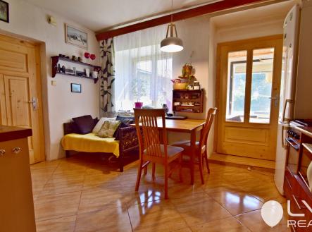 Kuchyně s jídelnou a kachlovými kany