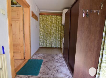 Chodba, zádveří a technické zázemí, v pozadí WC