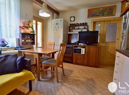 Prostorná kuchyň s jídelnou a kachlovými kamny