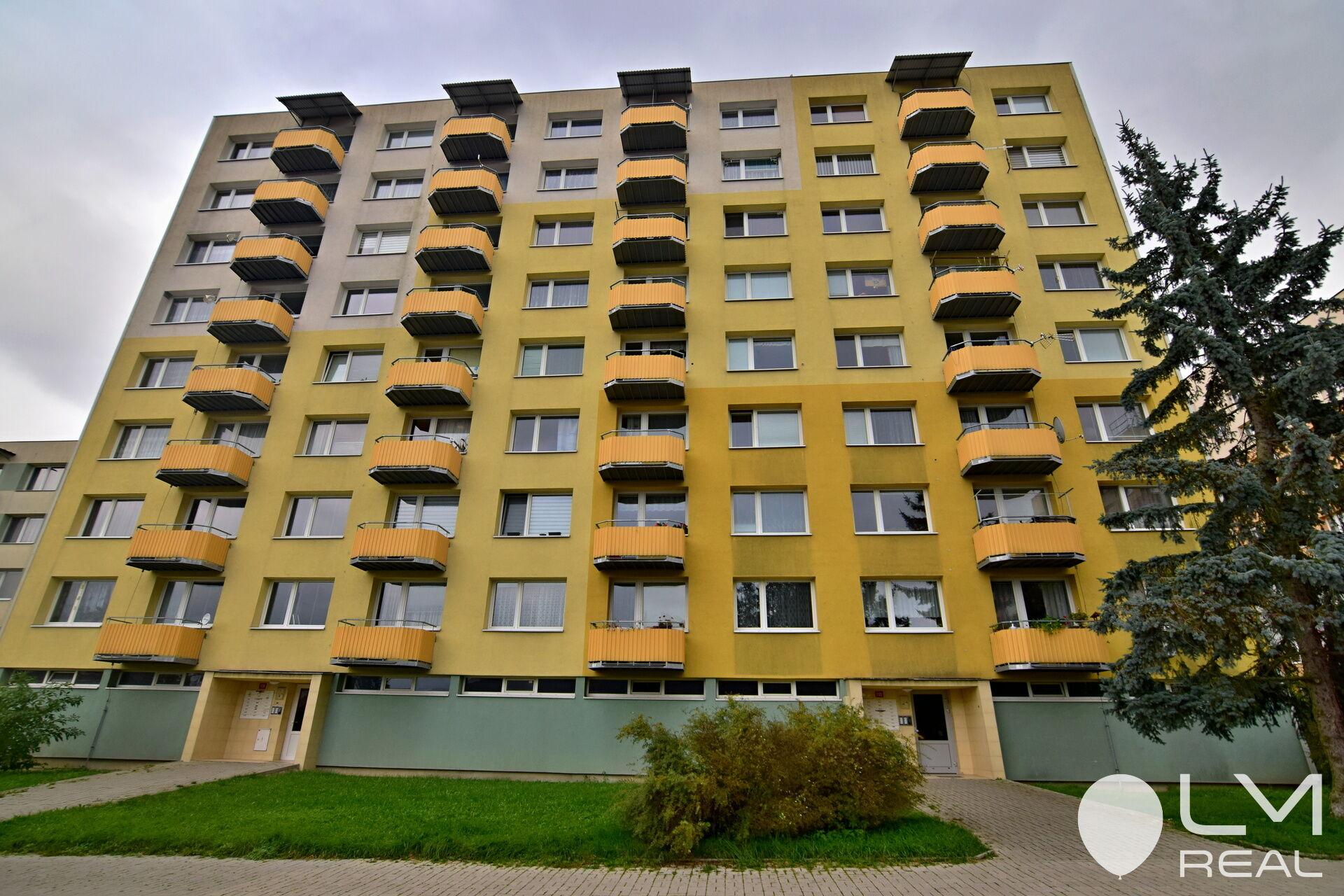 Dlouhodobý pronájem prostorného, vybaveného bytu po rekonstrukci 1+1 s balkonem i sklepem v Milevsku